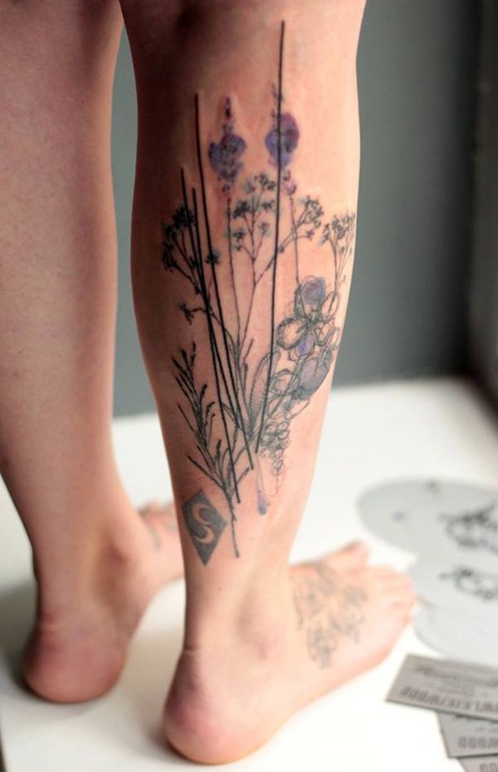 tattoo jambe femme tatouage bouquet fleurs au mollet tige plante 