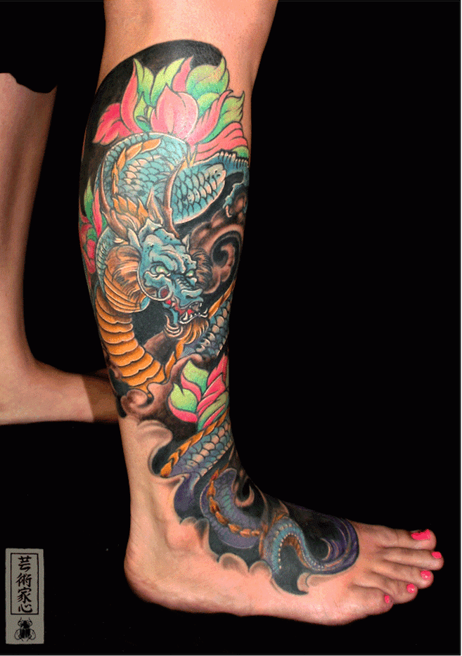 tatouage japonais au mollet homme en couleurs avec symbole japon irezumi