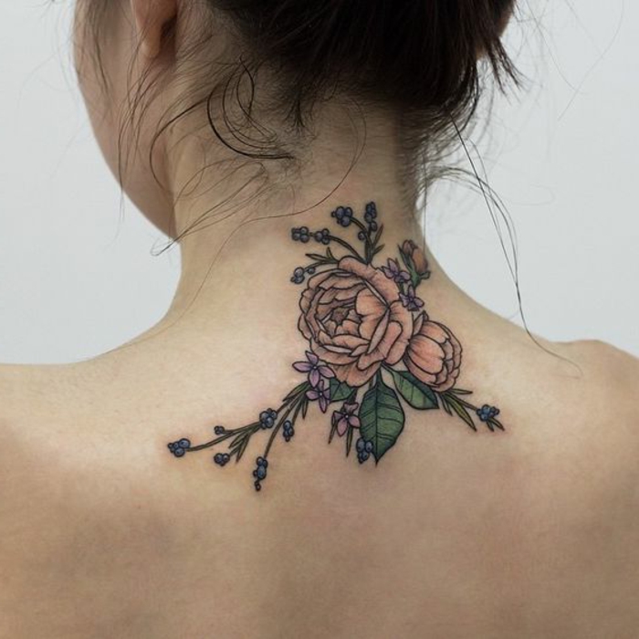 tatouage femme nuque, pivoine rose tatouée à la nuque, design réalistique