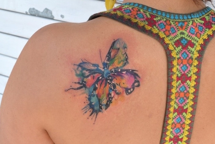 tatouage couleur, dessin en motifs aquarelle, tatouage pour femme, papillon multoclore