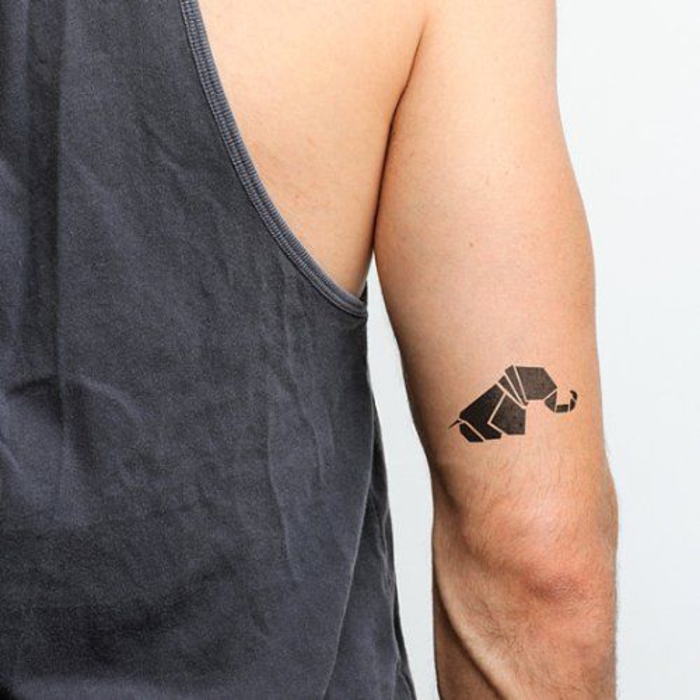 un tatouage minimaliste temporaire représentant un éléphant géométrique noir