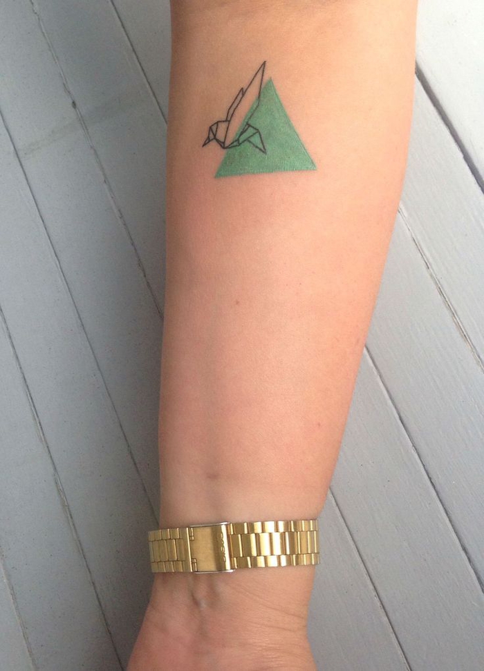 motif de tatouage minimaliste oiseau en origami associé à un triangle coloré