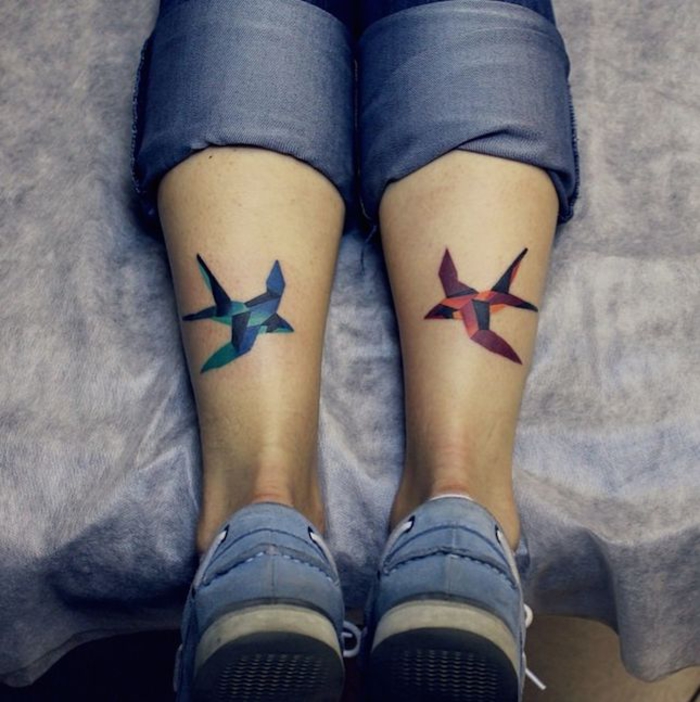 idée originale pour un tatouage aquarelle symétrique à motif oiseau en vol