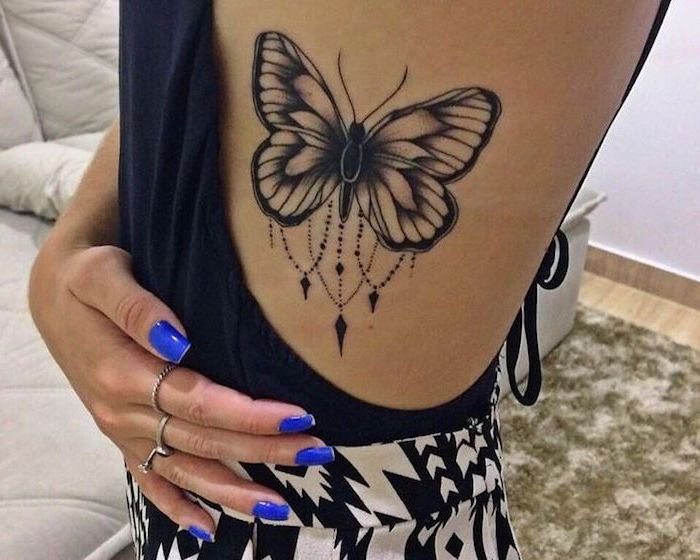 modele tatouage, dessin sur le corps, tatouage à design papillon bijoux, manucure bleu