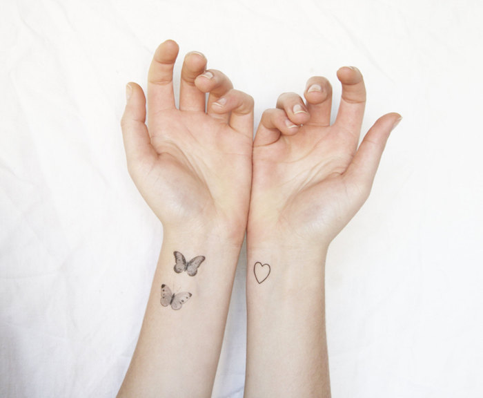 modele tatouage, petit dessin sur la peau à motif coeur et papillons, idée tatouage délicat pour femme