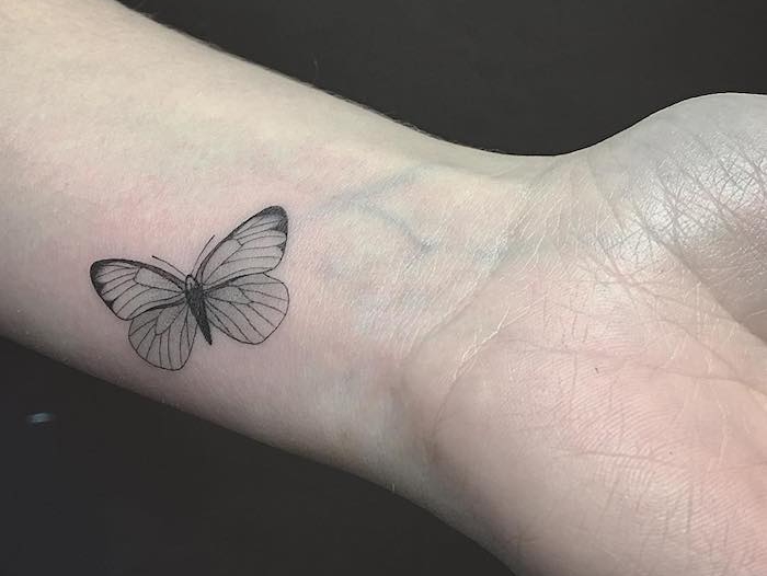 tatouage main femme, petit dessin en encre avec motifs papillons, tatouage délicat sur le poignet