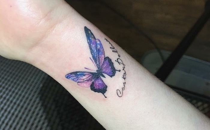 modele tatouage, dessin en couleur sur le poignet, tatouage papillon violet pour femme