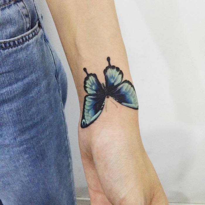 tatouage papillon 3d, paire de jeans en denim, design tattoo papillon bleu en contours noirs