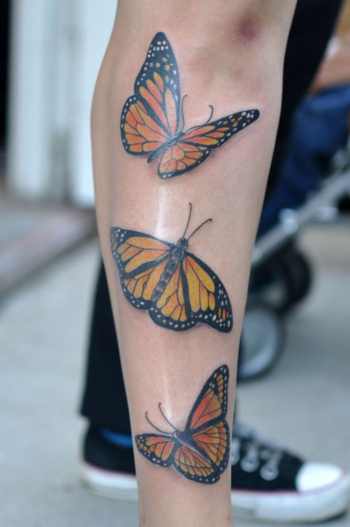 papillon tatouage, idée dessin sur la peau en couleur, papillons monarques sur la jambe