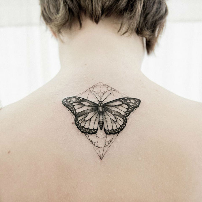 tatouage symbolique, dessin en encre sur le nuque, tatouage papillon avec motifs ethniques