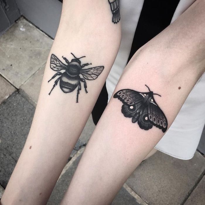  tatouage main homme, art corporel à motifs insectes, tatouage sur les bras en total noir