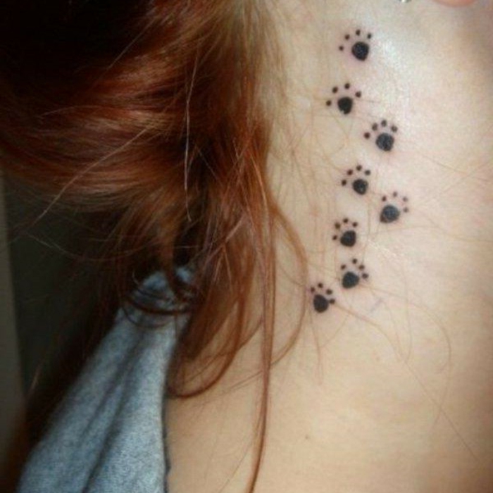 tatouage patte de chat, pattes tatouées au cou avec de l'encre noire