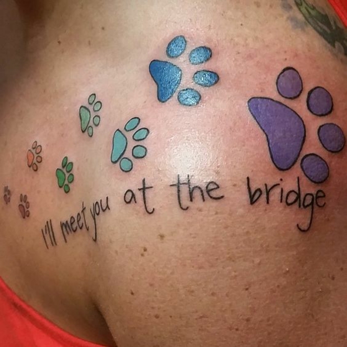 tatouage patte de chat, pattes animales tatouées à l'épaule d'une femme