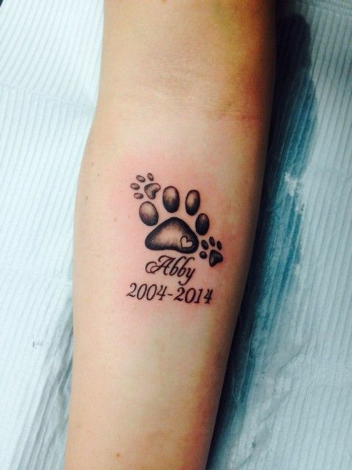 tatouage patte de chien, tatouage trendy patte animale, encre noire