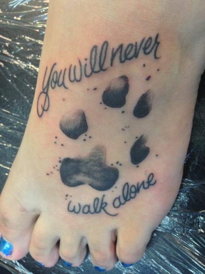 tatouage patte de chien, grande patte tatouée au pied avec script