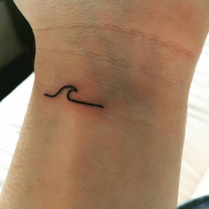 mini vague tatouée sur le poignet comme petit tattoo discret