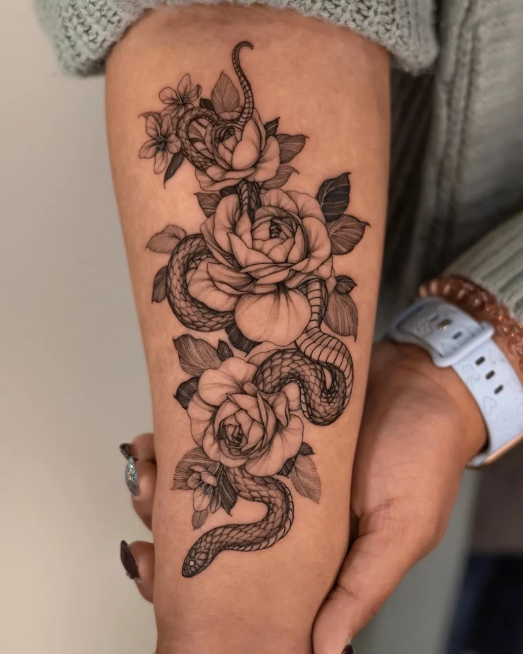 tatouage pivoine fantasty serpent petales montre blanche femme