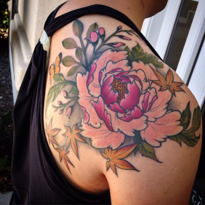 tatouage pivoine, tatouage fleur homme, pivoine tatouée sur l'épaule et le dos