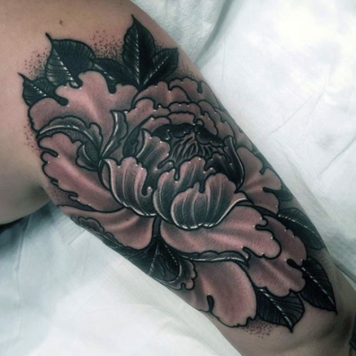 tatouage pivoine, tatouage symbolique sur le bras homme, modèle tatouage