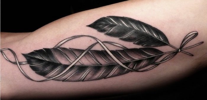 tatouage homme, dessin sur la peau, tatouage sur le bras à design plumes