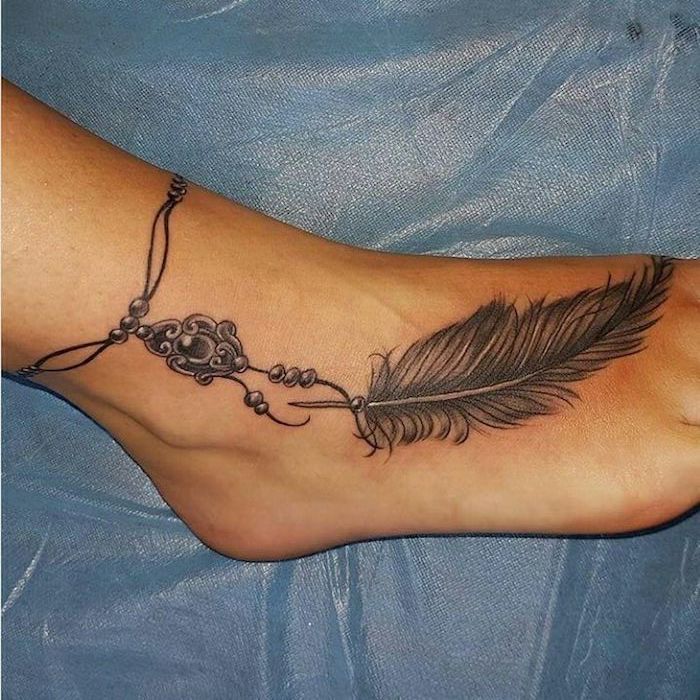idée tatouage femme, dessin en encre sur la peau, tatouage à design bracelet pour cheville