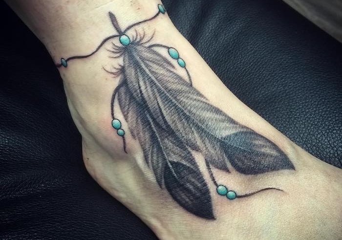 tatouage femme, dessin sur la peau à motif bijou, tatouage bracelet de cheville avec plumes