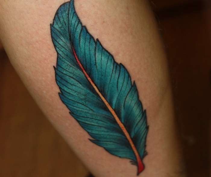 tatouage jambe, dessin sur la peau en couleurs, plume bleue, tatouage design masculine