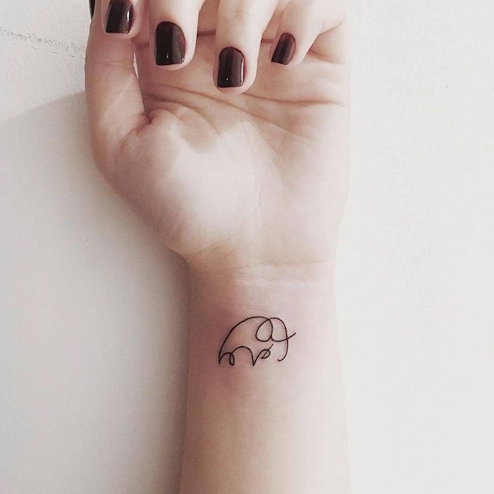 tatouage fin au poignet éléphant discret une ligne