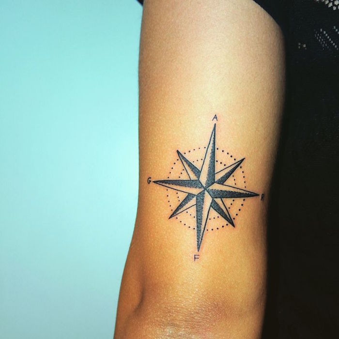 tattoo coude femme sur le theme marine style boussole pointillés dotwork