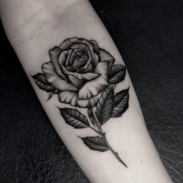 modele tattoo rose noire tatouage avant bras femme fleurs