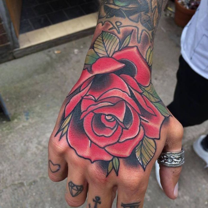 tatouage rose poignet homme tattoo main roses rouge 