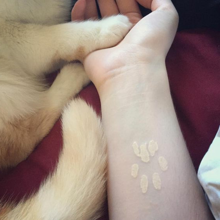tatouage simple au poignet, tatoo symbollique qui montre l'amour pour son chat
