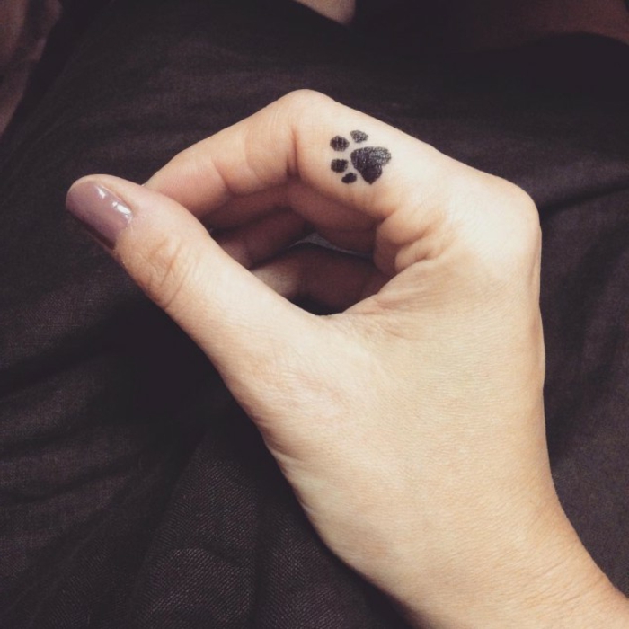 tatouage simple, patte de chat sur le pouce, petit tatouage discret noir