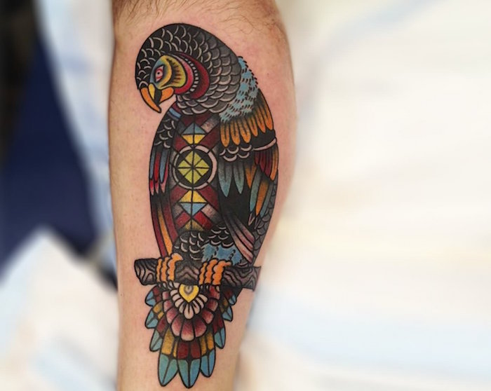 modele tatouage jambe homme perroquet motif tattoo couleurs mandala