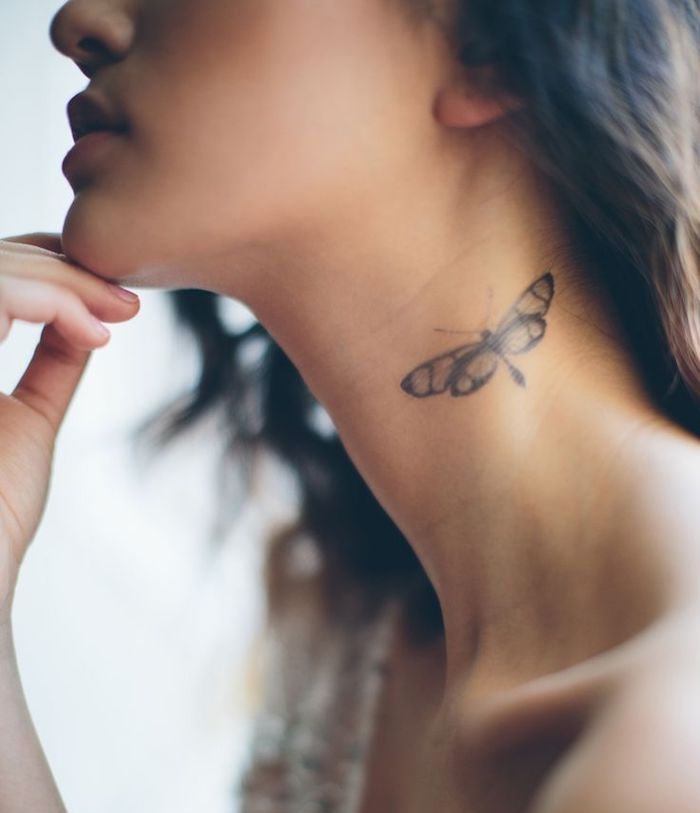 modele tatouage, femme aux cheveux longs, robe avec décolleté asymétrique, tatouage papillon sur le nuque
