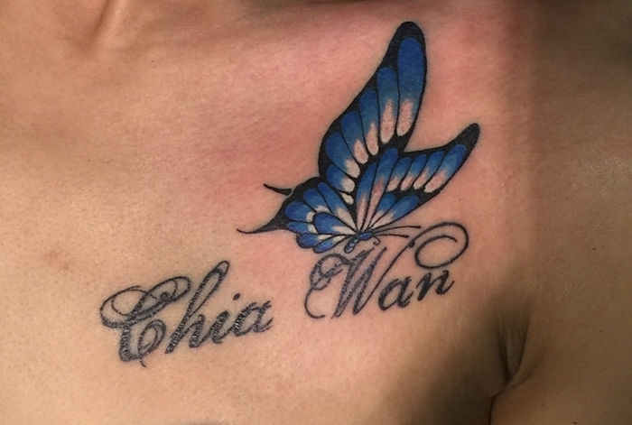 papillon tatouage, dessin en encre sur la peau, tatouage papillon bleu volant