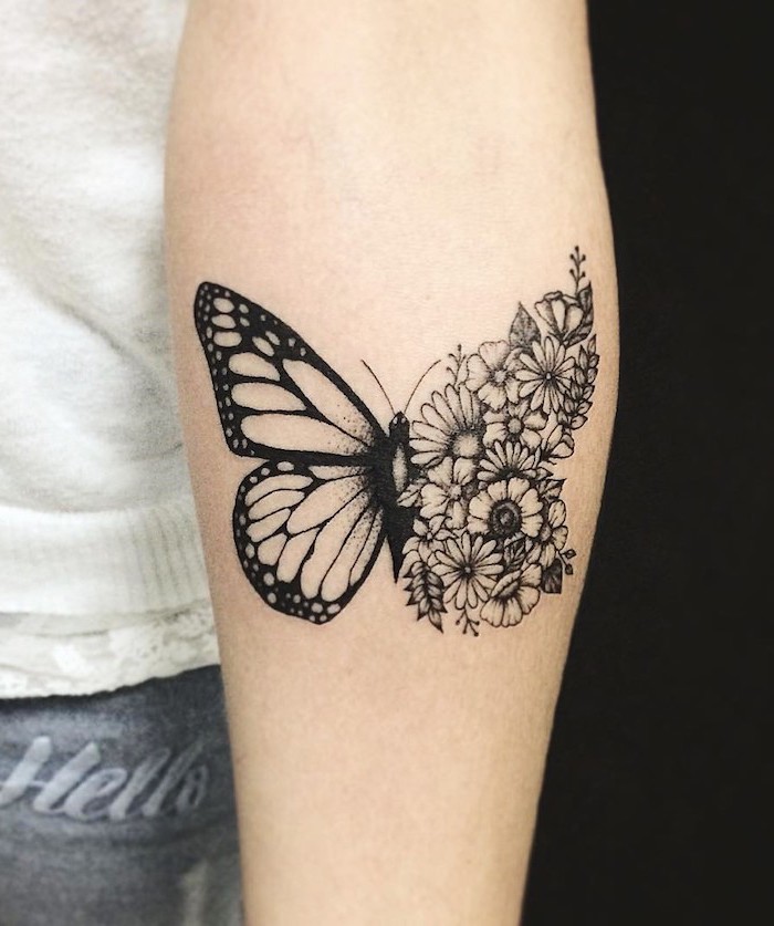 tatouage avant bras femme, tatouage à design unisex, dessin en encre motif demi-papillon et bouquet de fleurs