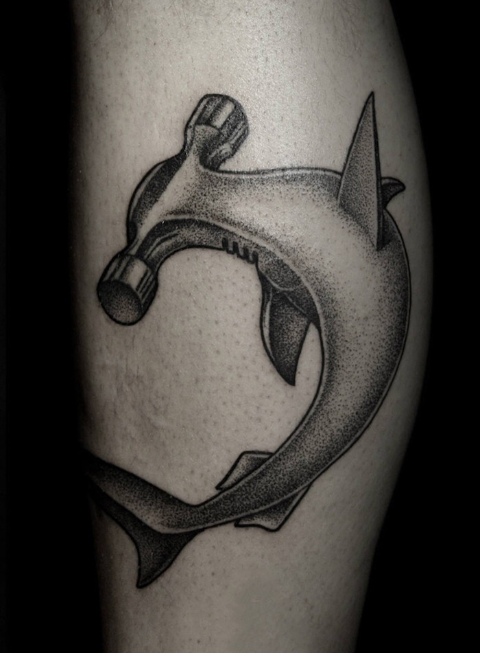 motif tattoo mollet homme requin marteau pointillés tatouage dotwork jambe