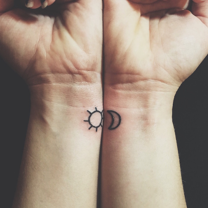 tatouage au poignet petits tatouages soleil lune mini tattoo fin