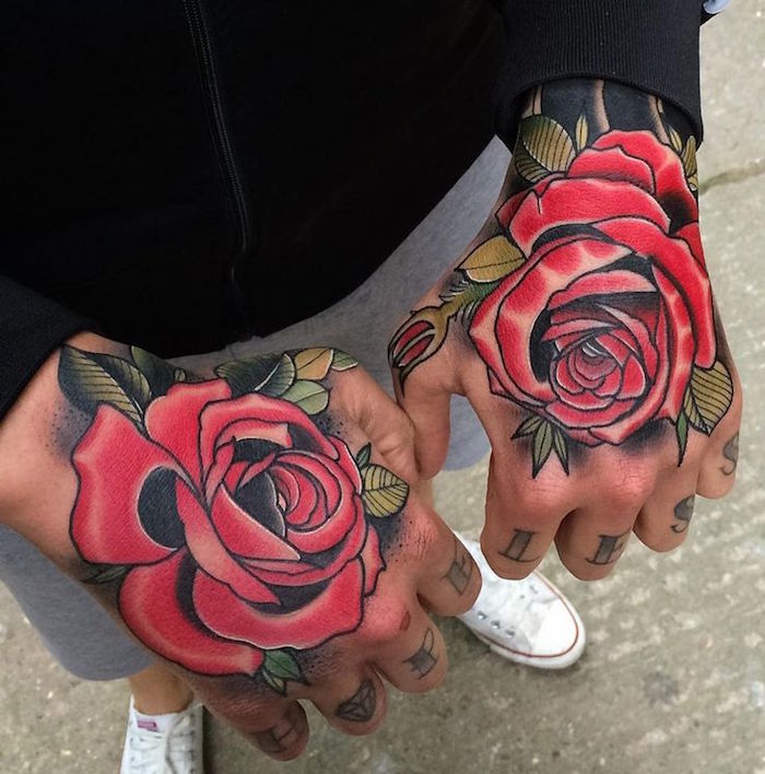 tatouage mains tattoo poignet roses rouges style vintage 