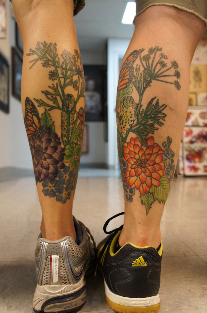 tatouage fleurs mollet homme modele de tatouage sur jambe en couleurs