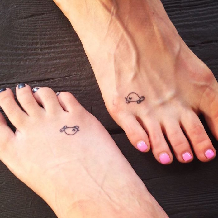 double tatouage au pied en commun tattoo couple amitié famille tortue fin