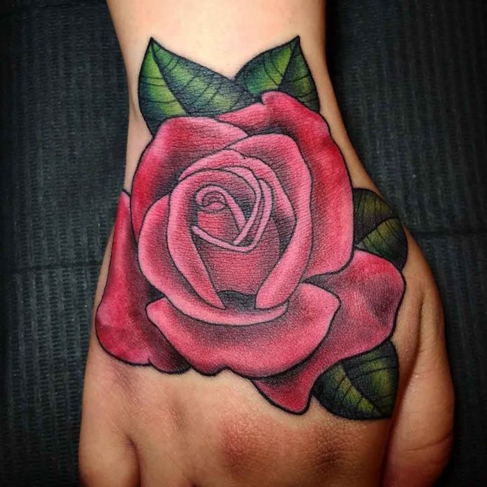 idée modele tatouage main rose tattoo fleurs poignet violet rouge