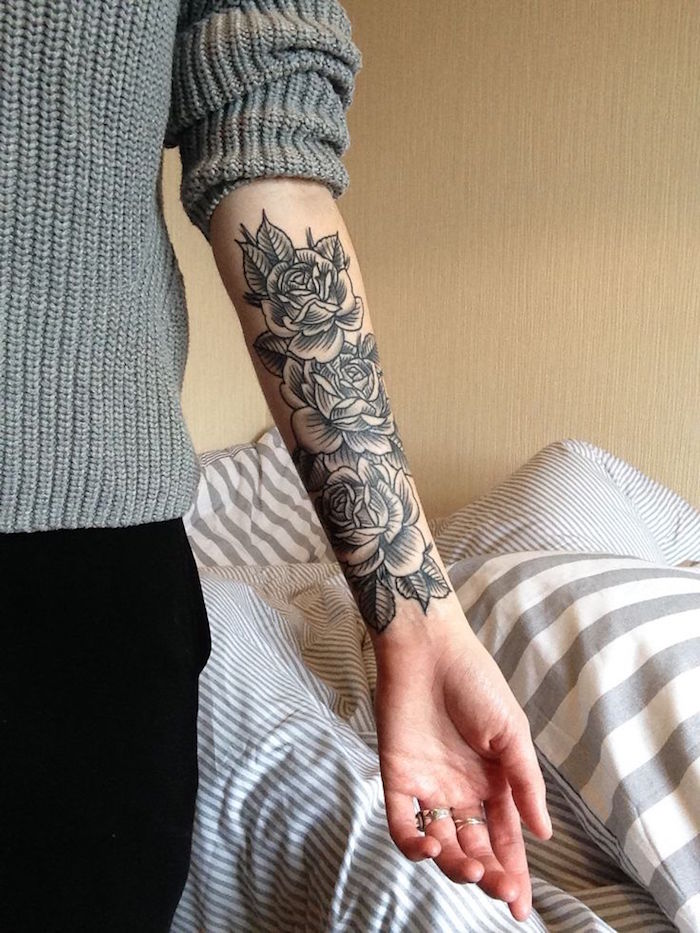 tatouage rosier avant bras tattoo roses noir et blanc