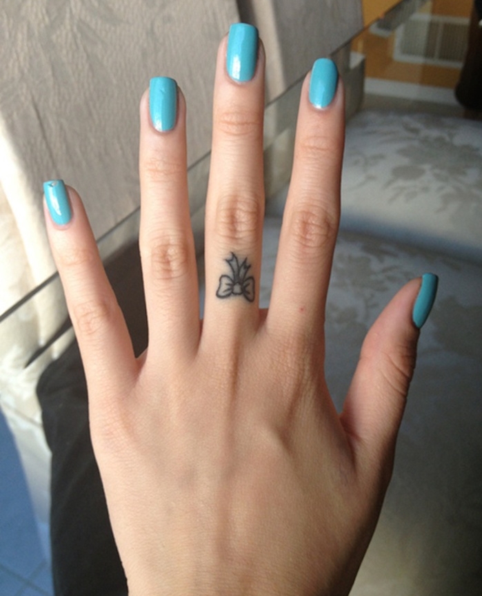tatouage de mini noeud sur le doigt femme style motif sexy doigts