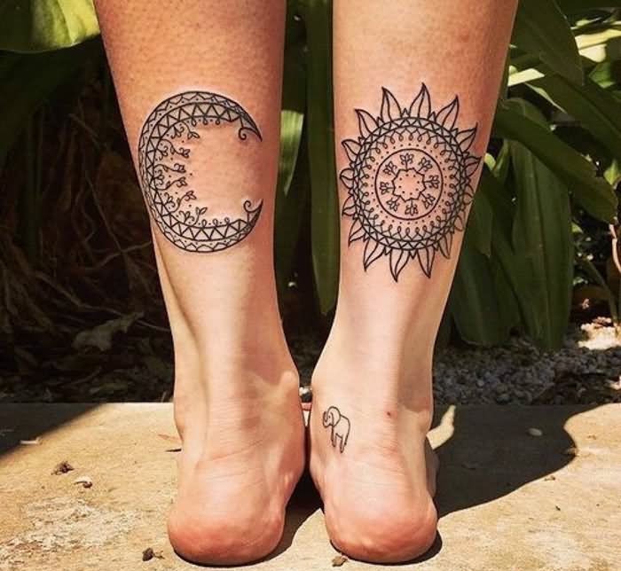 motif tatouage femme mollet lune soleil mandala noir et blanc sur jambe fille