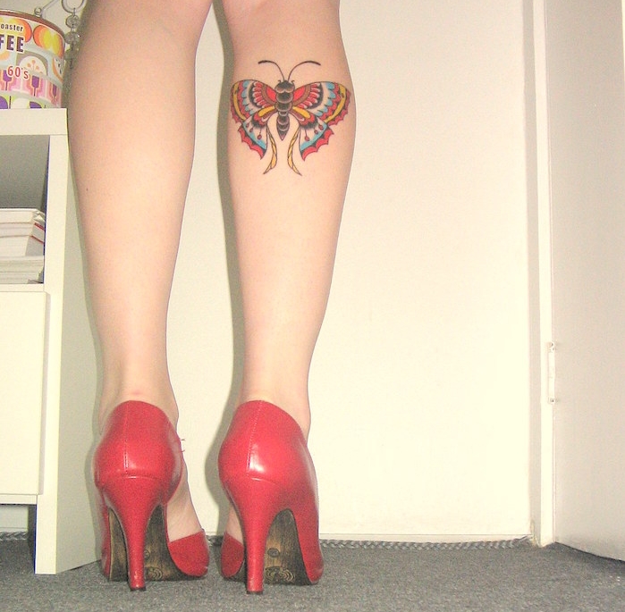 modèle tatouage papillon couleurs mollet de femme 