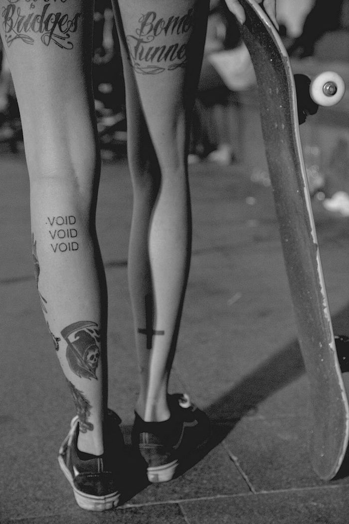 tattoo mollet femme avoir tatouage jambe fille tete de mort tatoo croix inversée