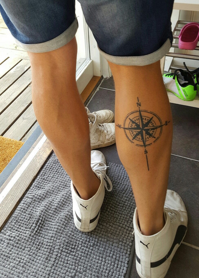 tattoo boussole mollet homme rose des vents jambe droite