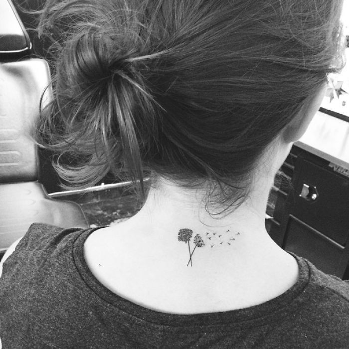 idée petit tatouage sur nuque femme tatouage pissenlit vent dans le cou